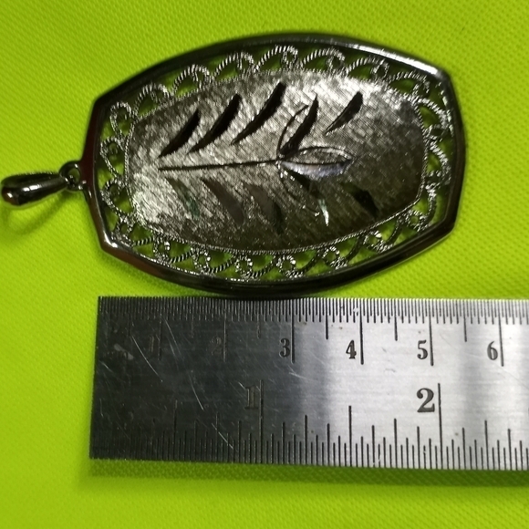 Silvertone diamond cut leaf 🍃 pattern pendant 2 inch long x 1 1/2 inch wide - Picture 5 of 5